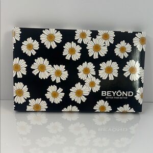 BEYOND DAISY 18Colors Shimmer & Matte Highly Pigment Prof. Eyeshadow Palette